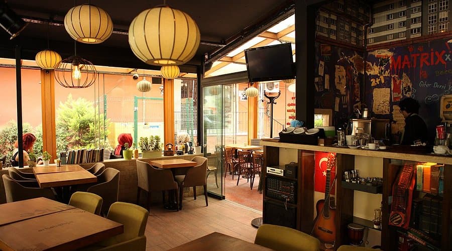 İzmir Bostanlı’daki Mekanlar Neden Müşteri Kaybediyor?