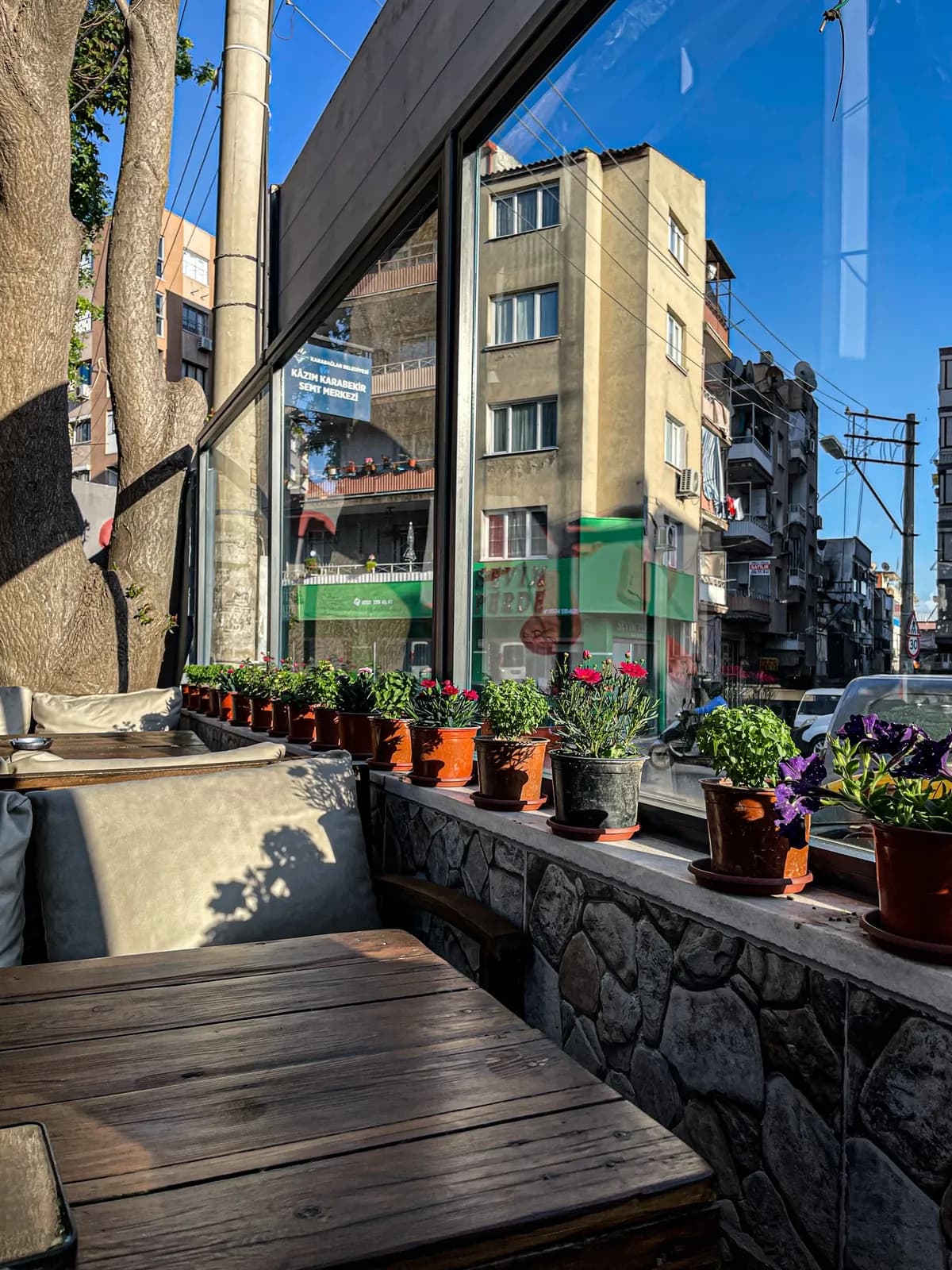 Karabağlar çocuk oyun alanlı kafe ve Kahvaltı Arayanlar İçin Doğayla İç İçe Bir Keşif Rehberi