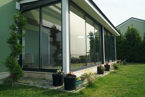 Cam Balkon Alırken Kazıklanmamanın Yolları: İzmir Piyasası ve Doğru Seçim Rehberi