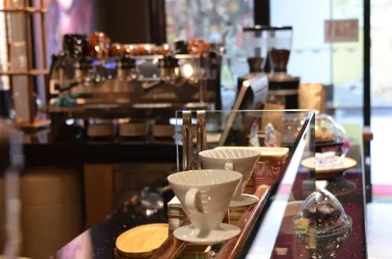 İzmir Karşıyaka sahilinde kafe ve kahve keyfi yapan insanlar